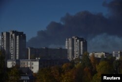 Дым поднимается над Львовом после российских ракетных ударов, 10 октября 2022 года