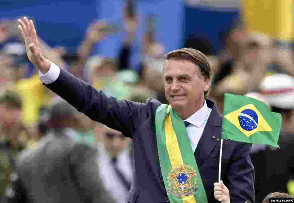БРАЗИЛ -&nbsp;Поранешниот претседател на Бразил, Жаир Болсонаро, се врати во својата земја, откако во последните три месеци беше во Соединетите Држави. На аеродромот во Бразилија беше пречекан од стотици поддржувачи.