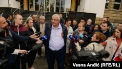 Vojislav Šešelj u obraćanju medijima ispred suda u Beogradu, 27. septembar 2022.