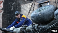 Рятувальник на місці падіння військового літака в Єйську