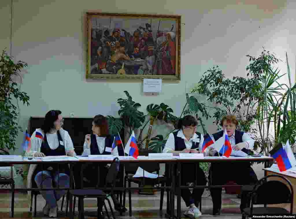 Az egyik választási bizottság tagjai a voksolókat várják az önhatalmúlag kikiáltott Donyecki Népköztársaság egyik szavazóhelyiségben