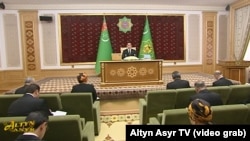 Türkmenistanyň Ministrler Kabinetiniň nobatdaky mejlisi. 16-njy oktýabr, 2022 ý. Türkmenistanyň döwlet telewideniýesinden alnan surat. 