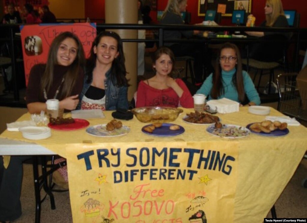 Teuta Hyseni dhe studente të tjera duke prezantuar ushqimet tradicionale kosovare në një ngjarje në Universitetin Luterian të Teksasit.