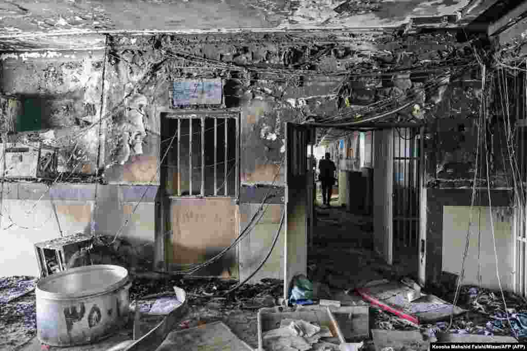 Një dhomë e dëmtuar nga zjarri brenda burgut të Evinit, më 16 tetor. Të paktën tetë persona thuhet se vdiqën gjatë dhunës në objekt. Është e paqartë nëse zjarri i burgut lidhet me trazirat e shkaktuara nga vdekja e Aminit.