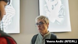 "Moja majka je najčešće govorila - pa zar treba da si odrežem ruku ili nogu da neko shvati da sam ja nešto preživjela": Ajna Jusić na izložbi u Beogradu.