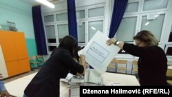 Pamje nga një qendër votimi në Bosnje-Hercegovinë.