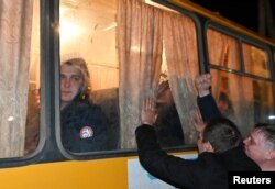 Хора изпращат мобилизирани в сибирския град Тара, Омска област, 26 септември 2022 г.