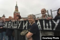 Н. Горбаневская и группа оппозиционеров на Красной площади 25 августа 2013 г., в 45-ю годовщину демонстрации. Десять человек были задержаны