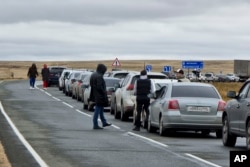 Люди в очереди на пересечение границы с Казахстаном на Мариинском погранпереходе, примерно в 400 километрах к югу от Челябинска, Россия, 27 сентября 2022 года