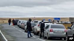 Ruși la frontiera cu Kazahstanul, fugind de mobilizarea pentru războiul din Ucraina