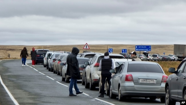 Вереница машин на российской стороне перед пунктом пропуска на территорию Казахстана. Челябинская область, 27 сентября 2022 года