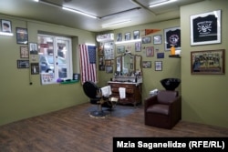 Dayshift Barbershop-ში ერთდროულად ორი ადამიანის მომსახურებაა შესაძლებელი. პავლე ამბობს, რომ ქართველი კაცების ნაწილის, ვინც თმის შესაჭრელად შედის, ფასი ეძვირება, ისე კი მისი ფასები უფრო დაბალია, ვიდრე ჩვეულებრივ ბარბერშოპებშია ხოლმე.