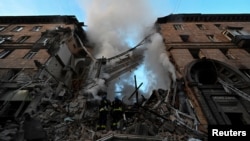 Разрушенное в результате ракетного удара здание в Запорожье