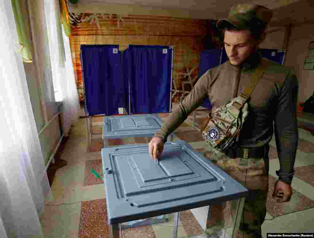 Az önhatalmúlag kikiáltott Donyecki Népköztársaság katonája leadja szavazatát