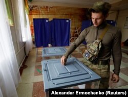 Военен от самопровъзгласилата се Донецка народна република гласува на проруския референдум в Донецк.