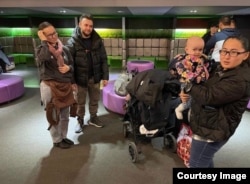 Беженцы из России в фойе кинотеатра "Синема Парк"