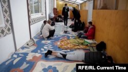 Беженцы в помещении у мечети