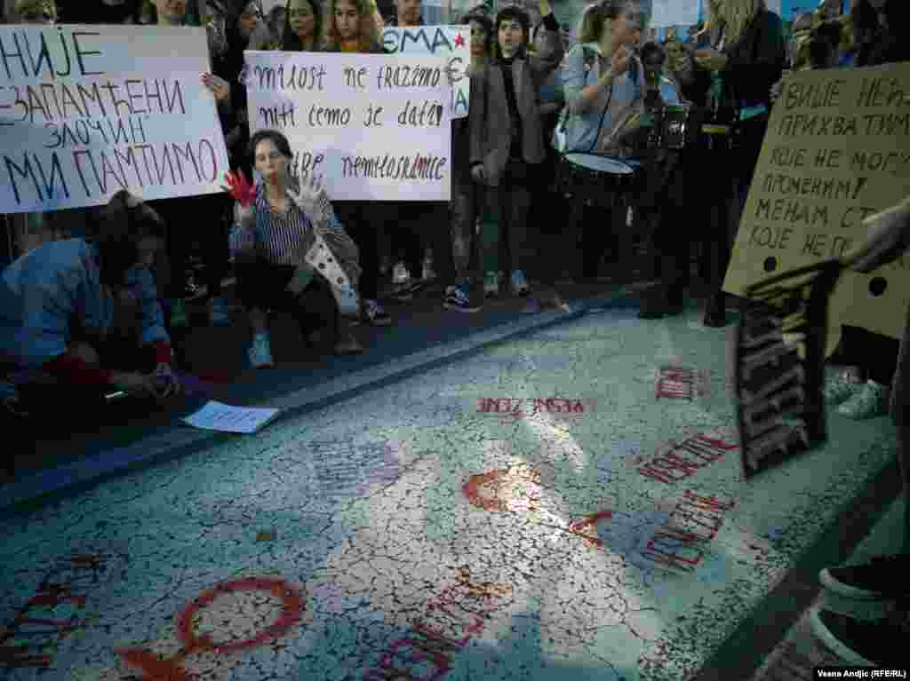 Na protestu su odjekivali zvižduci u pištaljke, sirena sa megafona i zvuci dobošara, dok su aktivistkinje uzvikivale "Nijedna više", "Ne naše suze, ne naša krv" i "Ne u medije, nasilnike u zatvore".