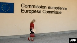 Nő az Európai Bizottság brüsszeli központja előtt 2007. március 27-én