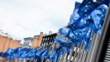 EU-zászlók az Európai Bizottság brüsszeli központja előtt