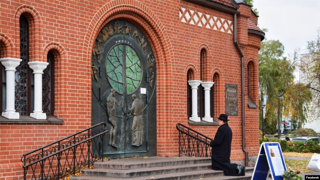 Пробашч парафіі сьвятых Сымона і Алены кс. Уладзіслаў Завальнюк моліцца на прыступках закрытага касьцёла