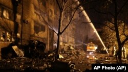Літак упав біля дев’ятиповерхового будинку, в якому виникла сильна пожежа
