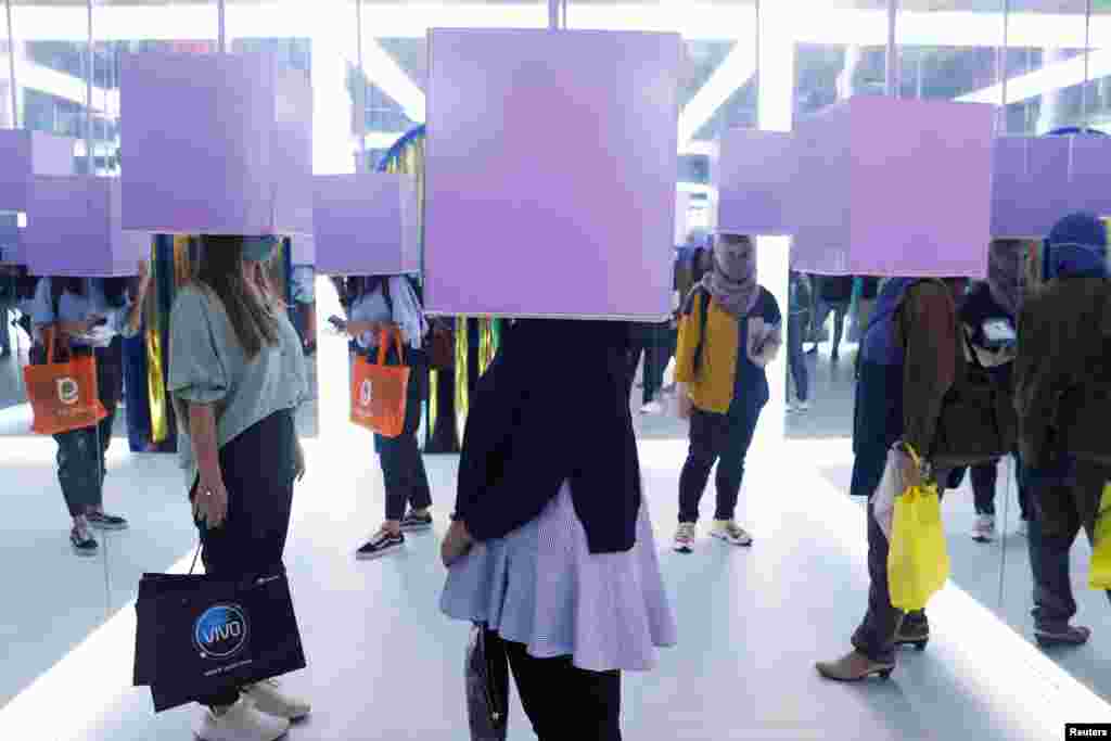 Posjetioci na izložbu Vivo u tržnom centru Lotte Shopping Avenue u Džakarti, Indonezija, 5. oktobar.