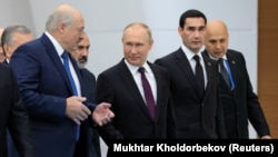 Președintele belarus Alexandr Lukașenka, premierul Armeniei Nikol Pashinyan, președintele Rusiei, Vladimir Putin și președintele Turkmenistanului, Serdar Berdimuhamedov la smmitul CSI de la Astana, Kazahstan, 14 octombrie 2022. 