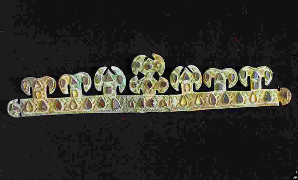 Zlatna tijara sa dragim kamenjem napravljena oko 1.500 godina ranije bila je jedan od najvrednijih artefakata iz perioda vladavine Atile, vladara Huna, koji je na konjima harao po Evropi u petom vijeku. Radnici muzeja sakrili su ovu dijademu i stotine drugih u februaru kada su ruske trupe upale u južni grad Melitopolj. Međutim, vojnici su nakon sedmica uzastopnih pretraga otkrili i opljačkali tajni podrum u kojemu je osoblje sakrilo najdragocjenije predmete muzeja.