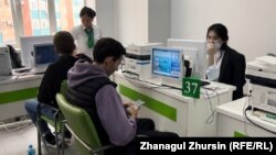 Russians line up to get a Kazakh Personal Identification Number at a public service center in Aqtobe. As of October 10, deposits held by Russian citizens in Kazakh banks totaled $1.42 billion whereas the deposits of all foreigners (Russians and non-Russians) in Kazakhstan amounted to $692 million just a few months previously. (file photo)