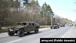 Tehnică militară care se deplasează pe un drum din R. Moldova, pentru exercițiul militar multinațional „JCET-2022"