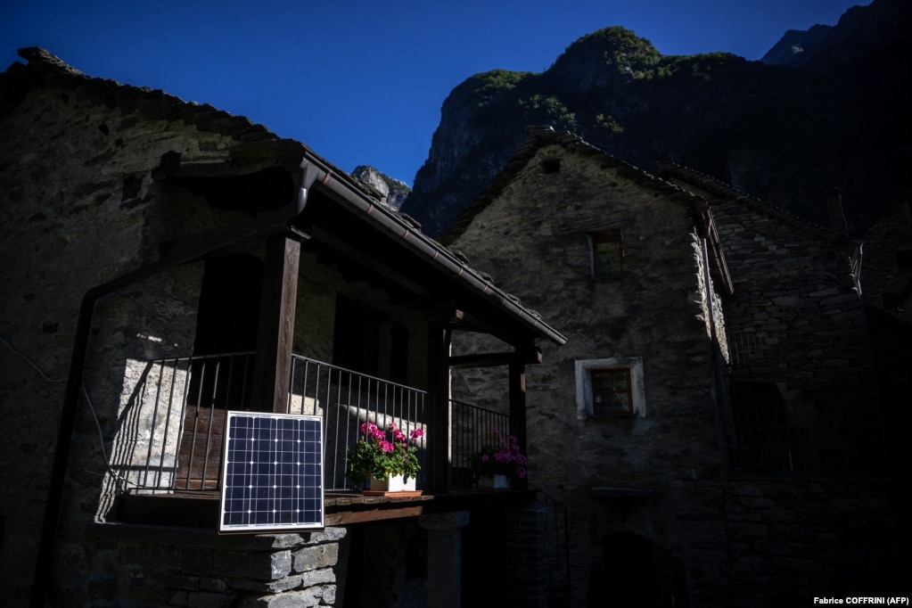 Një panel fotovoltaik në një shtëpi në fshatin e vogël Roseto.