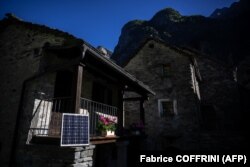 Një panel fotovoltaik në një shtëpi në fshatin e vogël Roseto.