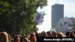 Poruka "Stop silovanju" na protestu u Beogradu, 28. septembar 2022.
