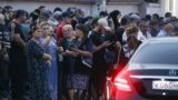 Махачкала. Люди у Республиканского сборного призывного пункта