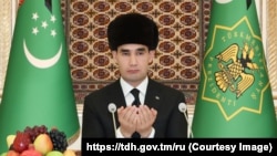 Prezident Serdar Berdimuhamedow Hatyra gününde berlen sadaka gatnaşdy. Arhiw suraty, 6-njy oktýabr, 2022