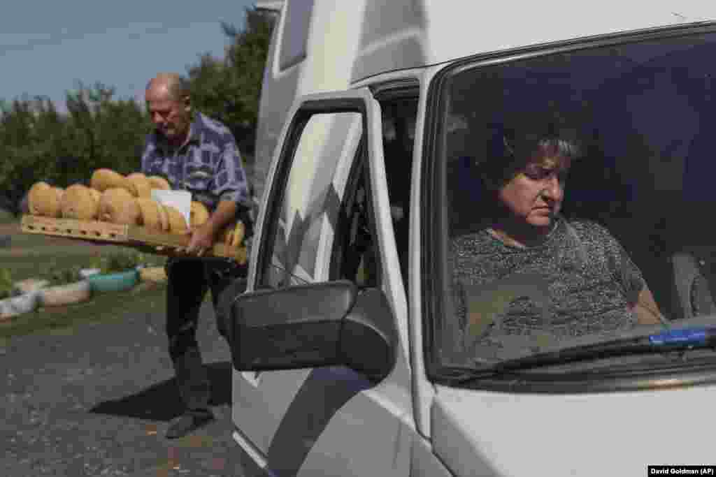 A Kosztyantinivkában lévő pékség 20 sofőrje naponta szállít kenyeret, nemcsak a városokba, hanem a félig kiürült front menti falvakba is.&nbsp;Egyikük, a nyugdíjas Vaszil Mojszejenko reggel 6-kor érkezik autójával a gyárhoz, és telepakolja azt még forró kenyerekkel