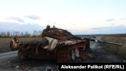 Долина ауылынан Славянск қаласына баратын жол бойында қалған қираған әскери танк. Донецк облысы, Украина, 5 қазан 2022 жыл.
