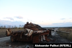 Egy rozsdásodó tank a Dolina-Szlovjanszk úton.