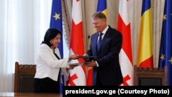 Președintele român Klaus Iohannis alături de președinta din Georgia, Salome Zurabishvili. 