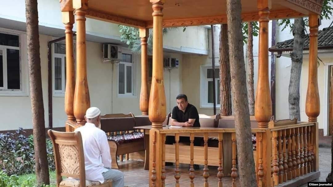 Ishdan olingan Andijon tumani hokimi Abdujabbor Egamberdiyev qabuliga kelganlarga poygakdan joy bergani uchun tamoqlarda “xon” deb tasvirlangandi.