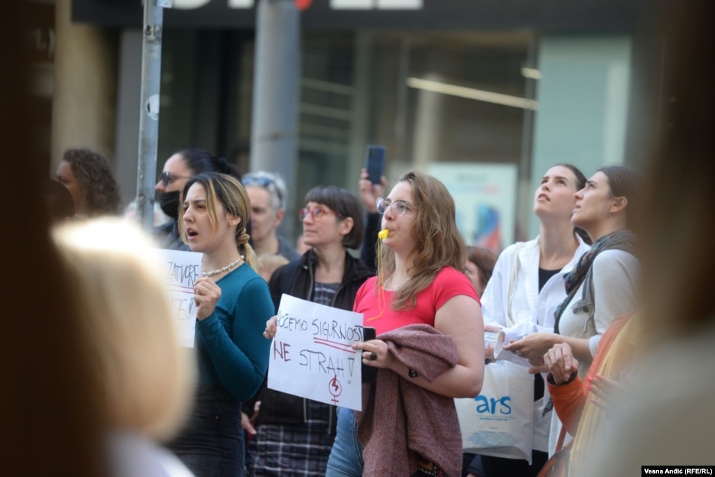 Aktivistkinje i građanke i građani su nosili transparente sa porukama "Ženska trauma nije na prodaju", "Nasilje se ne klikće, nasilje se kažnjava" i uzvikivali "Ne u medije – nasilnike u zatvore" i "Gasi Informer".