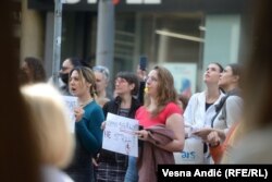 Aktivistkinje i građanke i građani su nosili transparente sa porukama "Ženska trauma nije na prodaju", "Nasilje se ne klikće, nasilje se kažnjava" i uzvikivali "Ne u medije – nasilnike u zatvore" i "Gasi Informer".