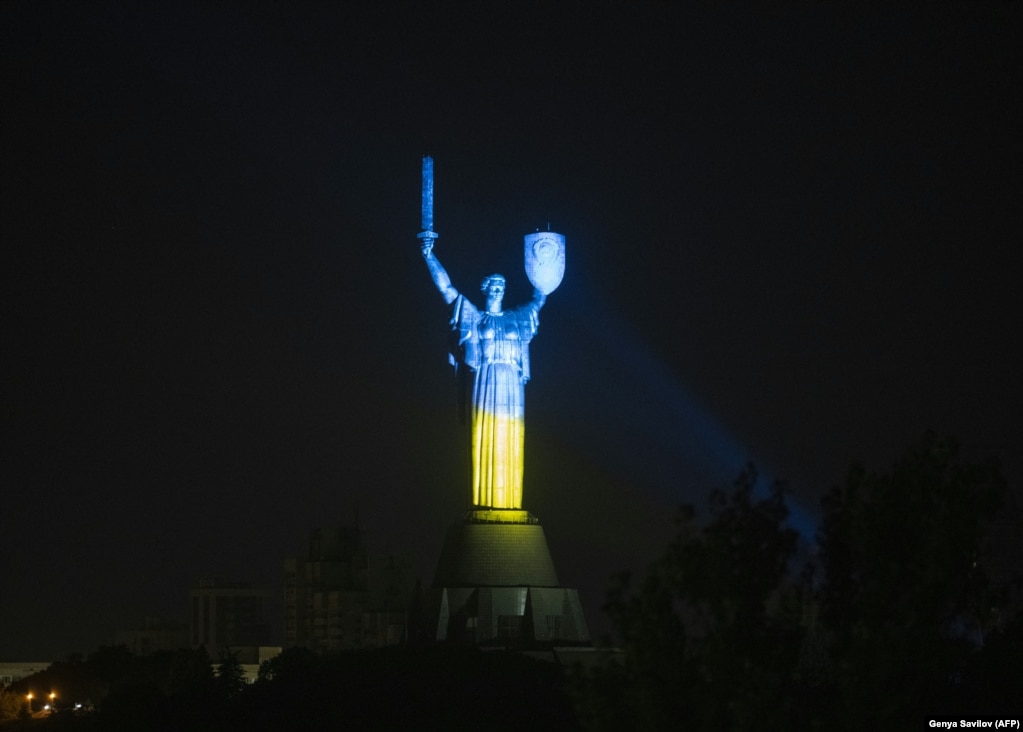 Monumenti i kohës sovjetike, Mëmëdheu, në Kiev, i ndriçuar me ngjyrat e flamurit ukrainas, më 24 gusht.