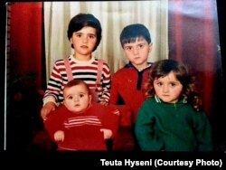 Teuta Hyseni (djathtas, e ulur) me motrën dhe dy vëllezërit.