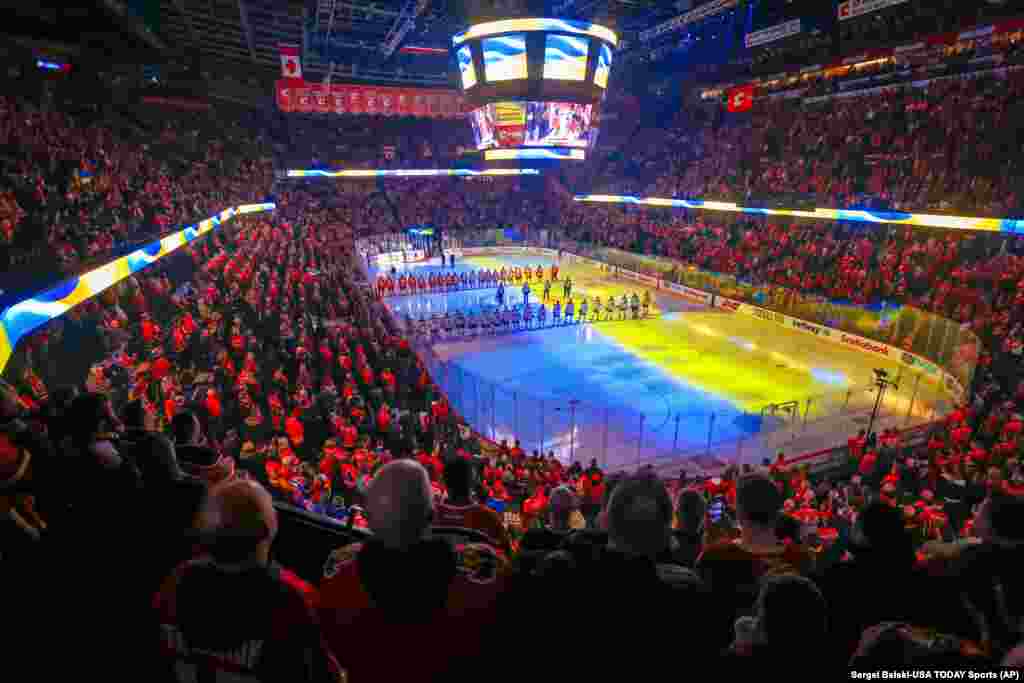 Az ukrán zászló színeit vetítik a jégre a Calgary Flames és az Edmonton Oilers közötti hokimeccs előtt a kanadai Calgaryban március 7-én