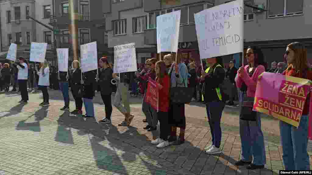 Sa protesta je zatraženo uvođenje femicida kao krivičnog djela u sve zakonske i podzakonske akte.