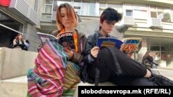 Илустрација - Средношколките Јана и Софија од Скопје читаат стрипови пред МКЦ