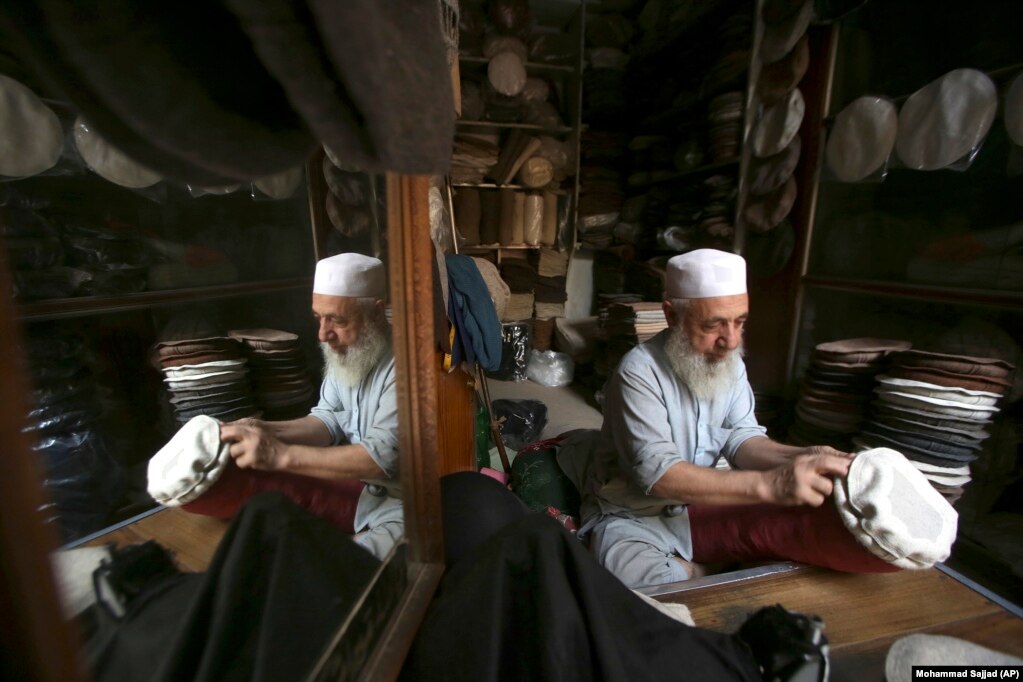 Një burrë thur një kapele leshi, kapele tradicionale pakistaneze të quajtur &quot;pakol&quot; në dyqanin e tij në Peshawar, Pakistan. &nbsp;