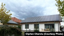 Casa inteligentă care asigură energie pentru încălzirea prin sistem electric, consumul anual a două mașini și mai rămâne cu un excedent de 5000 de mwh.